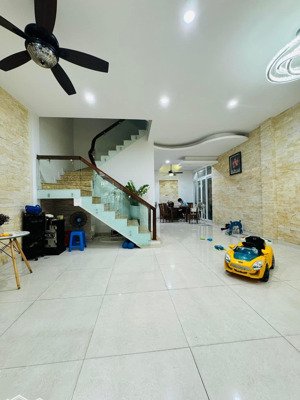 bán nhà láng hạ - đống đa, 99m2 x 4 tầng, mt 6.8m, giá 18 tỷ, nhà hiếm, gần phố, ngõ thông