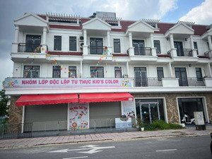 bán nhà hoàn thiện mặt ngoài nhìn công viên giá chỉ 5 ty7