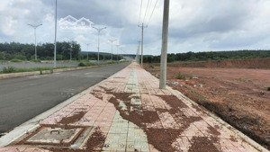 bán đất xã tân tiến huyện đồng phú . dt 417.6m2 ( 100m tc ). mt10m, đường 42 m . giá 2 tỷ ( ctl )