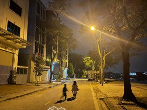 giá đầu tư (hàng f0) - mảnh đất vàng (2thoáng, đối diện hồ, cviên) - tiềm năng vô tận - bán gấp