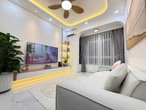 cần bán căn hộ sky garden, nhà đẹp, mới 100%, nội thất cao cấp.lh: em hằng