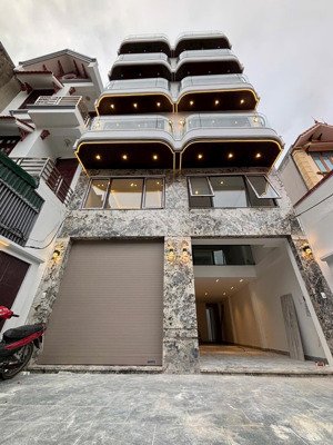 nhà mới tinh 7 tầng phố chu huy mân-ngay chợ phúc đồng-công viên-trường học các cấp đều rất gần.