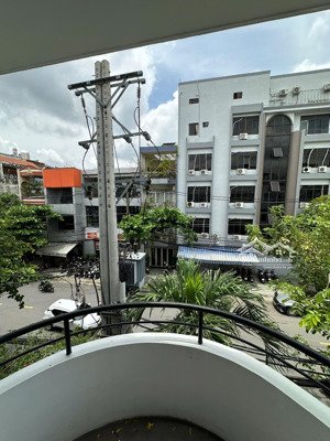 phòng ban công, 35m2, full nội thất, nhà căn góc 2 đường lớn, giá chỉ 4,8tr