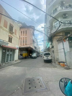 hẻm 5m nguyễn tri phương q10, dt 5.5x12m, trệt lửng 3 lầu, phù hợp vp, phòng khám, spa