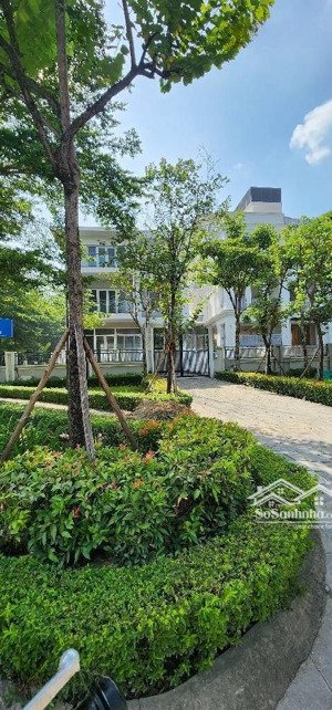 bán biệt thự xây thô ciputra , tây hồ, 3 tầng , dt 453m2/mt 23m , đường ô tô 44m . giá 235 tỷ