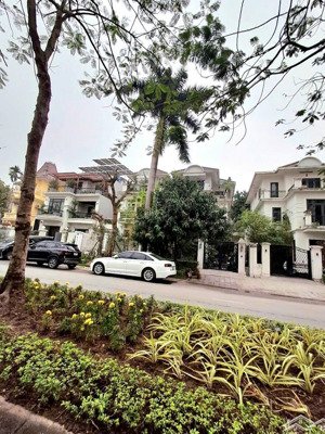 bán biệt thự ciputra, tây hồ, 3 tầng, dt 198m2/mt 9m, đường ô tô 6m. giá 85 tỷ