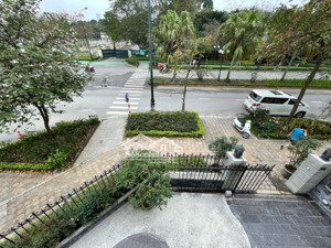 bán biệt thự ciputra , tây hồ, 4 tầng , dt 305m2/mt 33m , đường ô tô 20m . giá 126 tỷ