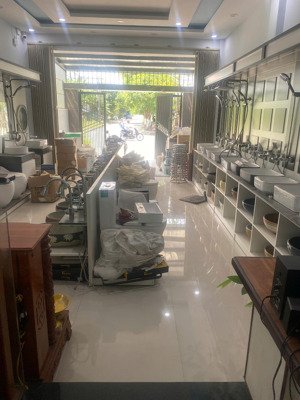 chính chủ cần nhượng thiết bị/ kệ showroom thiết bị vệ sinh mới/cho thuê showroom- giá thương lượng