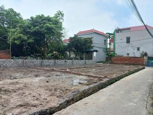 duy nhất 1 lô đất thổ cư . giá hơn tỷ ngay kcn qv2
cách trục chính chợ hữu bằng 50m đất mt 4,5m n