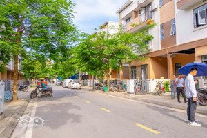 cho thuê nhà thô 3 tầng khu đô thị centa city, đầy đủ điện nước sinh hoạt. bảo vệ, vệ sinh