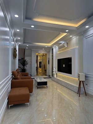 siêu phẩm phố yên lạc - hbt - ô tô vào nhà - thang máy - nhà đẹp - dt 41m2 - 14.8 tỷ