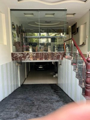 cho thuê nhà mặt tiền đường phạm hùng ngay gần p4 quận 8. 5x20m.hầm 3 tầng. thang máy. 22tr/tháng