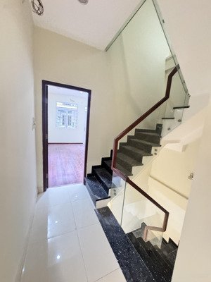 nhà mới xây 4 phòng nguyễn tri phương q10 (kế bên đại học kinh tế)