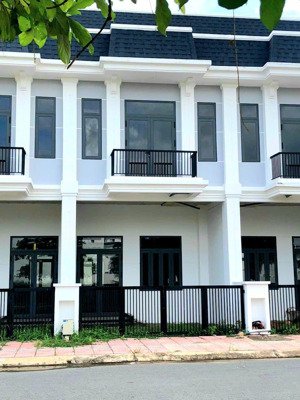 bán căn nhà phố góc kỹ thuật giá rẻ. chủ chấp nhận chịu lỗ bán gấp để có tiên giải quyết công việc