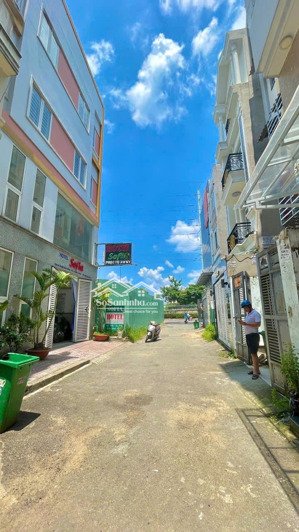 tìm đâu ra !! phạm văn đồng gần nguyến xí , cách mt 120 m ,dt 83m2 ( 4,5 x 18 ) giá 13 nhỉnh