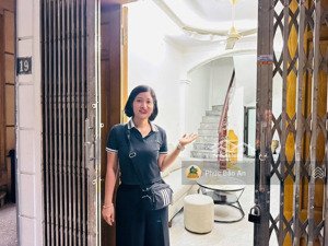 nhà đẹp phố tân mai, lô góc, 5 tầng sẵn ở, lại nhỏ tiền chỉ 5,85 tỏi, không có căn thứ 2