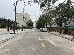 bán lô đất trống dự án trust city thị trấn văn giang.mặt tiền:7m.diện tích:105m2. giá 12.8 tỷ