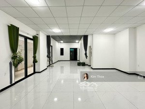 tầng trệt 9x20m (90m2) nhiều cửa sổ - ánh sáng tốt, có máy lạnh, hầm xe ở vạn phúc. giá 20 tr (tl)