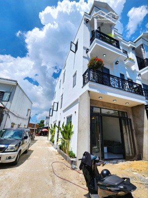 nhà góc 3 mặt tiền kênh nước đen, bình hưng hoà a, bình tân. kinh doanh tốt