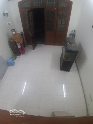 cho thuê nhà ngõ 31 trần quốc hoàn, dt 40m2 x 4 tầng mỗi tầng 1 phòng 1wc có nội thất,ô tô đậu cửa