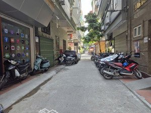 phân lô trần quốc hoàn cầu giấy - 30m2 - 5 tầng - ô tô tránh - hai mặt ngõ - kinh doanh tốt