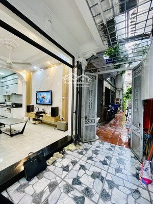 nhà đẹp - đường láng - đống đa - full nội thất - cách phố 30m -ngõ thông - 2 thoáng