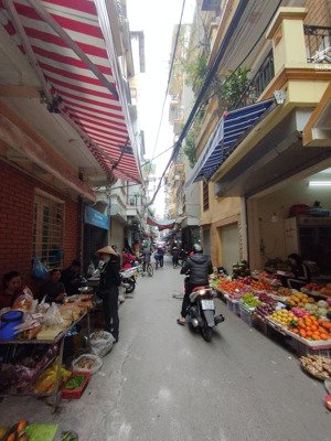 bán nhà mặt chợ hoàng văn thái, 60m2, 5 tầng, mt 5,5m giá 17,1 tỷ, hai mặt ngõ ô tô.