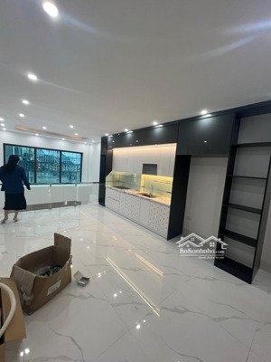 nhà đẹp giang biên 6 tầng 30m kẻ tạnh nội thất cơ bản giá khách về ở luôn giá 4,9 tỷ