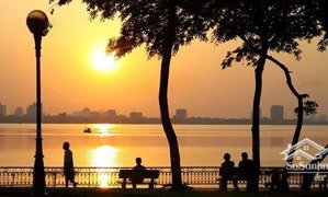 sang nhượng siêu biệt phủ hồ tây bám hồ, chạm nước sát nhà hát opera đang khởi công
