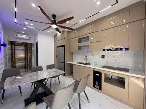 gấp,giang biên,long biên nhà 4 tầng, lô góc đường ô tô tránh