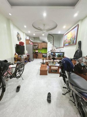 siêu phẩm ngõ 850 đường láng - nhà dân - sổ nở - ngõ ba gác - cách ô tô 30m - 5 tầng x 35m2