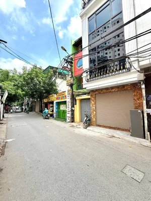 nhà mặt đường to kinh doanh buôn bán thỏa mái không phải lo nghĩ, ô tô đậu trong nhà.