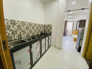 cho thuê studio cửa sổ balcon 30m2 full nt ngay gần bờ kè, vòng xoay dân chủ, coopmark nhiêu lộc
