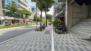 bán nhà mặt phố lạc long quân, 68m2 x 5t x mt 5m, thang máy, vỉa hè 5m, thông sàn kinh doanh