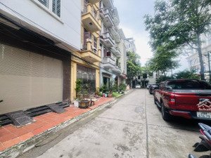 bán nhà 6 tầng thang máy- phân lô phùng chí kiên trung tâm cầu giấy - ô tô trong nhà - sổ vuông đẹp