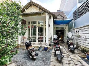 bán đất tặng nhà, hàng xóm ciputra, 240m2 x mt 18m, lô góc 2 oto tránh, ngõ thông thẳng 10m ra phố