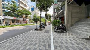 Bán nhà Mặt phố Lạc Long Quân, 68m2 x 5T x MT 5m, Thang máy, Vỉa hè 5m, Thông sàn Kinh doanh