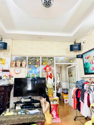 giảm 300 tr - nhà đúc 2 tầng - dt: 4x17 (68m2) - đường xe hơi ngủ trong nhà - cạnh tên lửa - 3,x
