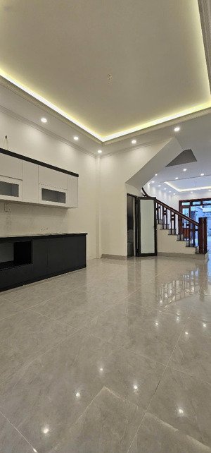 phúc lợi 75m2 - 5 tầng mới koong - nhà nhiều phòng ngủ phù hợp hộ đông người - gần trường chợ