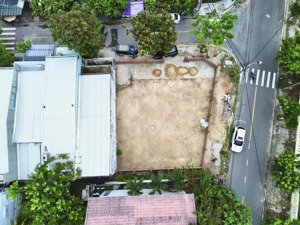 một bđs lô góc: 2 mặt tiền đường mỹ an 17 và mỹ an 18. ngay khán đài pháo hoa. dt 339m. giá 155tr/m