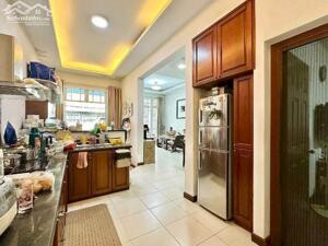 Bán Đất tặng Nhà, Hàng xóm Ciputra, 240m2 x MT 18m, Lô góc 2 Oto tránh, Ngõ thông thẳng 10m ra Phố