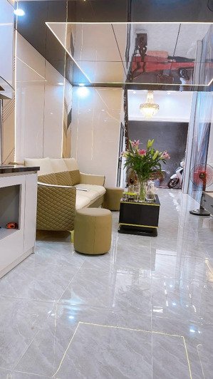 hiếm, giá hợp lý tại đê la thành, tầng 2 40m2 * 4 tầng, ngõ rộng, thông tứ tung, giá 8.8tỷ sẵn ở