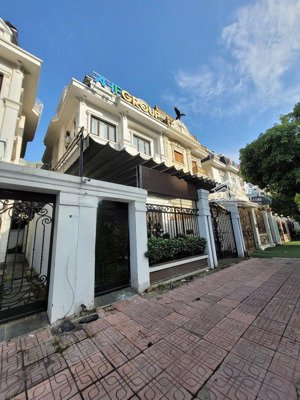 cho thuê nhà hoàng quốc việt, dt 200m2, 4 tầng 1 hầm, mt 8m, thang máy, nhà đẹp, giá thuê 62tr