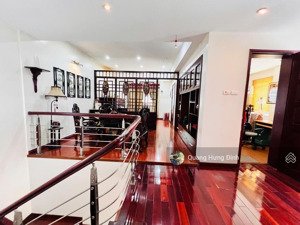 bán liền kề ngô thì nhậm hà đông, plo vỉa kè, kd, 48m25t, full nội thất ở luôn. giá 17 tỷ.