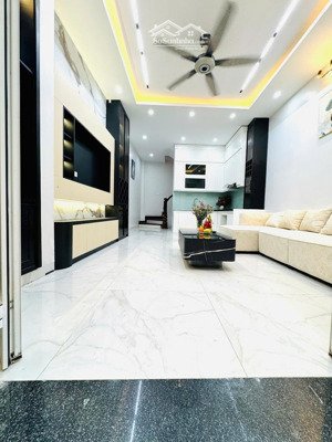 bán nhà phố trung kính 40m2 7.95 tỷ lô góc ngõ thông 3 gác đỗ cửa vài bước ra mặt phố