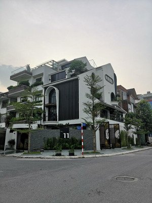 cho thuê biệt thự 19 tố hữu, dt 170m2 x 4 tầng, 1 hầm lô góc, thang máy, 45 triệu/tháng