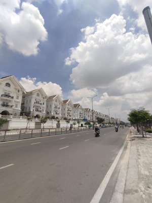 dương quảng hàm, đường xe hơi, 90m2: 4,5m x 20m, tặng nhà 2 tầng, sau lưng siêu thị emart