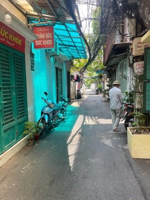 bán nhà giá cho các nhà đầu tư . nhà mặt ngõ cách phố 15m. là quận trung tâm tiện ích