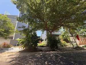 chính chủ bán lô nước mặn 2 view biệt thự khu nam việt á. liên hệ loan 