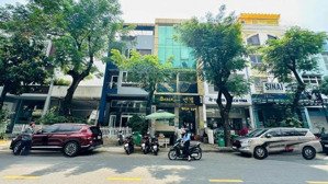 bán nhà mặt phố ngọc khánh, dt 110m2 x 9 tầng, mặt tiền 9m, lô góc, thuê 200 tr/ th, giá 75 tỷ.